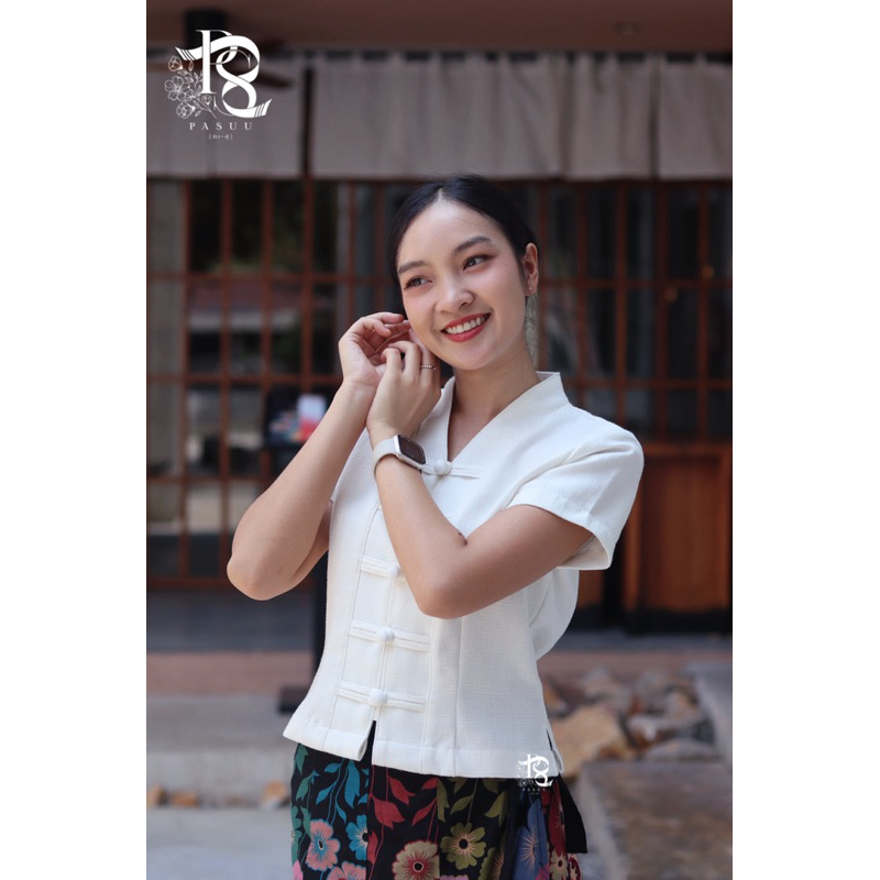 เสื้อพื้นเมืองสีขาวนวล แขนสั้นทรงคอวี กระดุมปั๊มเรียงเรียบหรูดูดี ผ้าฝ้ายเยื่อไผ่งานอัดกาวอย่างดีทั้วตัวค่ะ