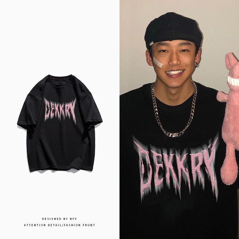 เสื้อยืดผู้ชาย แขนสั้น พิมพ์ลายสไตล์เกาหลี ผ้าโพลีเอสเตอร์ ใส่สบายไม่ร้อน ทรงหลวม แฟชั่นฤดูร้อน ใส่ได้ทั้งชายและหญิง