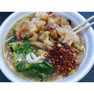 เส้นก๋วยเตี๋ยว เส้นใหญ่ชนิดผัด ตรา ดอกบัว ขนาด 1 กก.