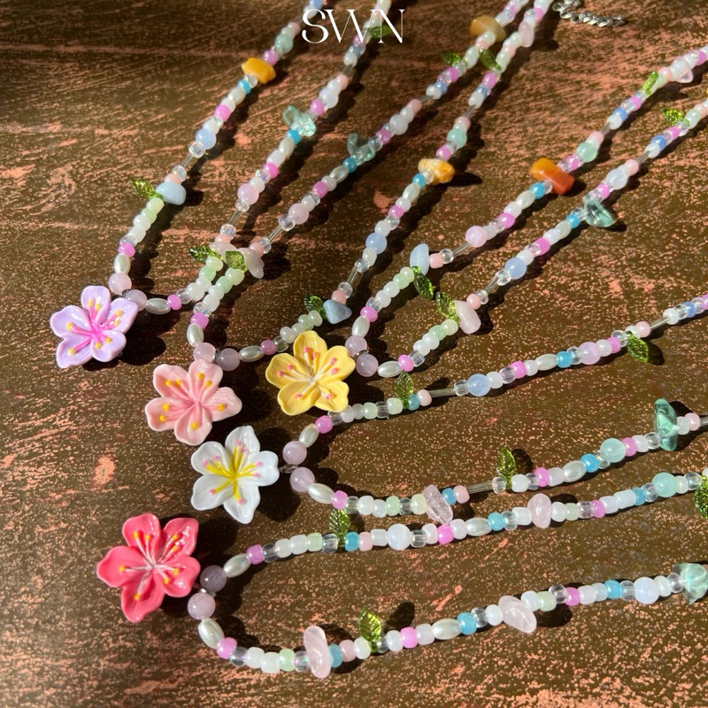 (พร้อมส่ง) M สร้อยคอลูกปัด จี้ดอกชบา 🌸 handmade