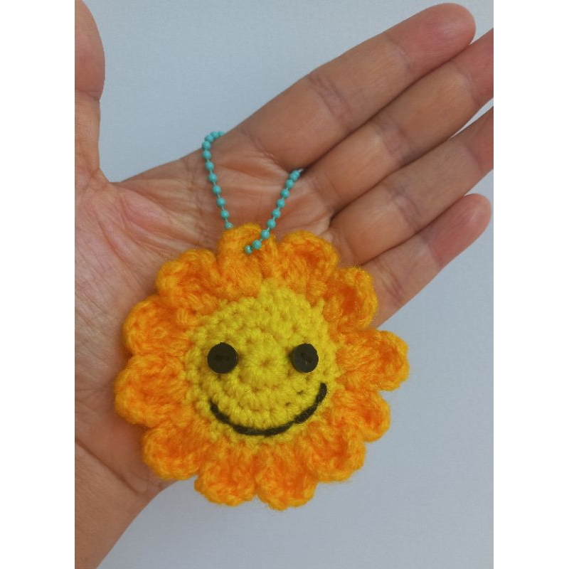 เส้นผ่านศูนย์กลาง 7 ซม. เกสรยัดใยสังเคราะห์ #พวงกุญแจดอกทานตะวัน #พวงกุญถักไหมพรม #พวงกุญแจถักโครเชต์