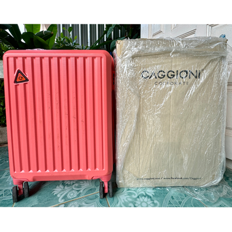 กระเป๋าเดินทางยี่ห้อ caggioni สีชมพูส้ม 22 นิ้ว มือ 2 มีถลอกบางจุด ไม่บุบ ใช้งานได้ มีกล่องให้ ภาพตามจริง พร้อมส่ง ส่งไว
