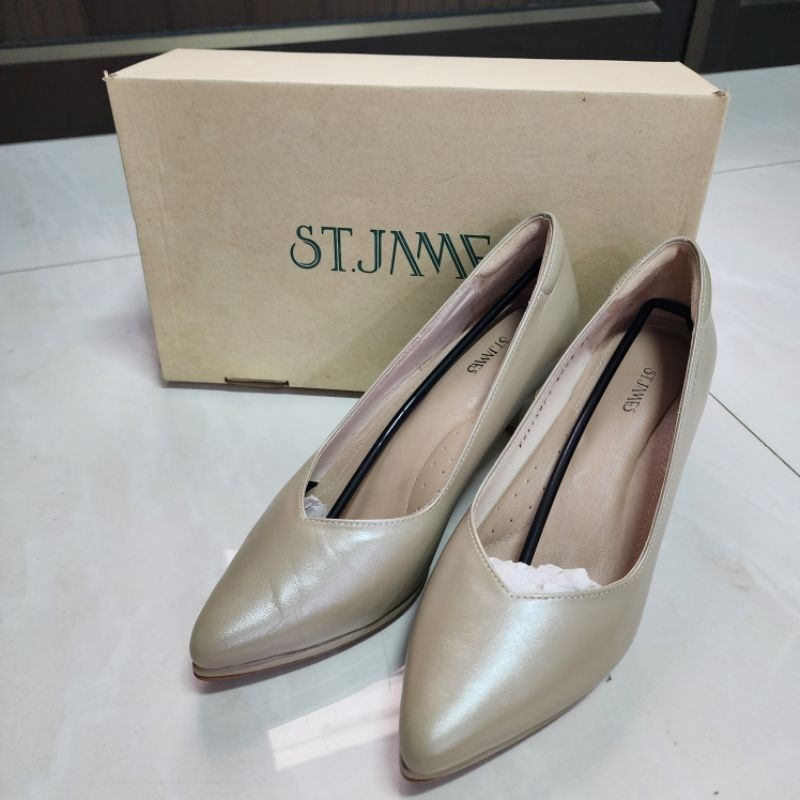 ส่งต่อรองเท้า St' James  สีกากี size 38 ( ราคา shop 3390 บาท)
