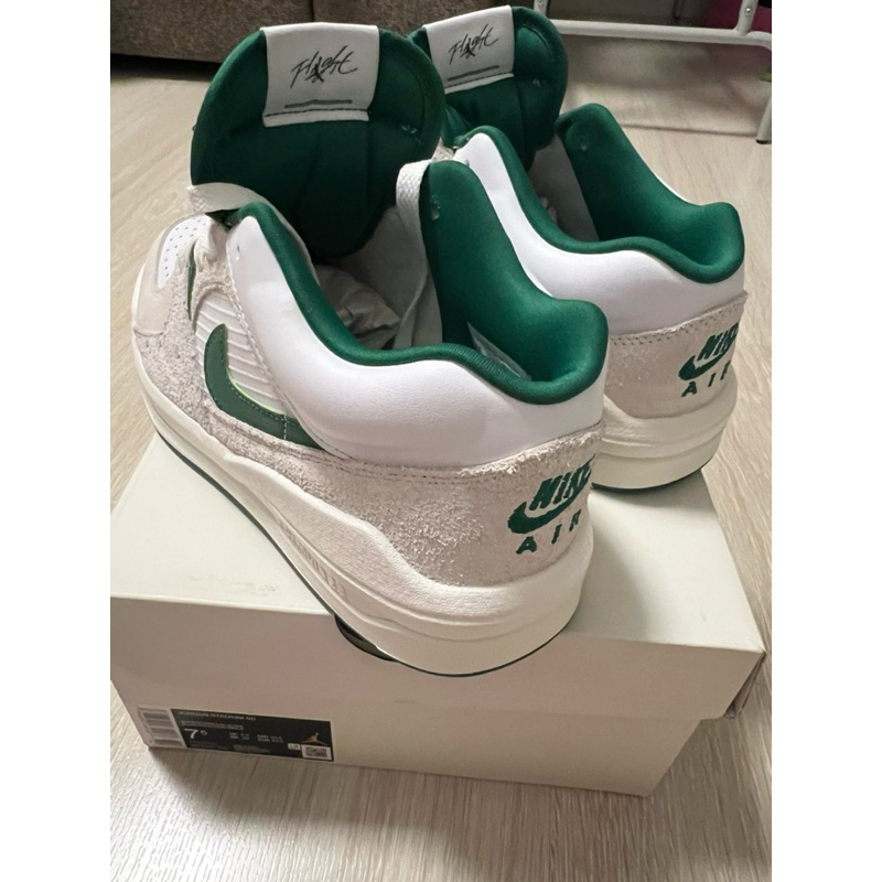 รองเท้าผู้ชาย ไนกี้ nike สีเขียว ขาว