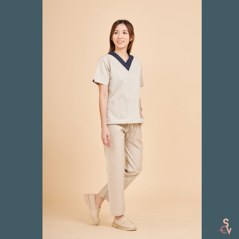scrubvet : ชุดสครับสีเบจตัดคอกรม (เสื้อสครับสีเบจ+กางเกงสครับสีเบจ)