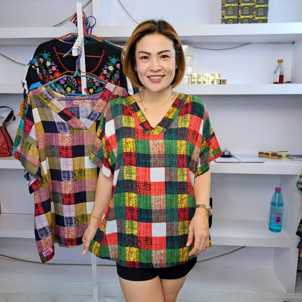 **พร้อมส่ง**ข8//เสื้อคอวีผ้าขาวม้าผ้าสปัน//ฟรีไซร์38-46นิ้ว หน้าผ้า46นิ้ว ยาว25นิ้ว ราคา119บาท