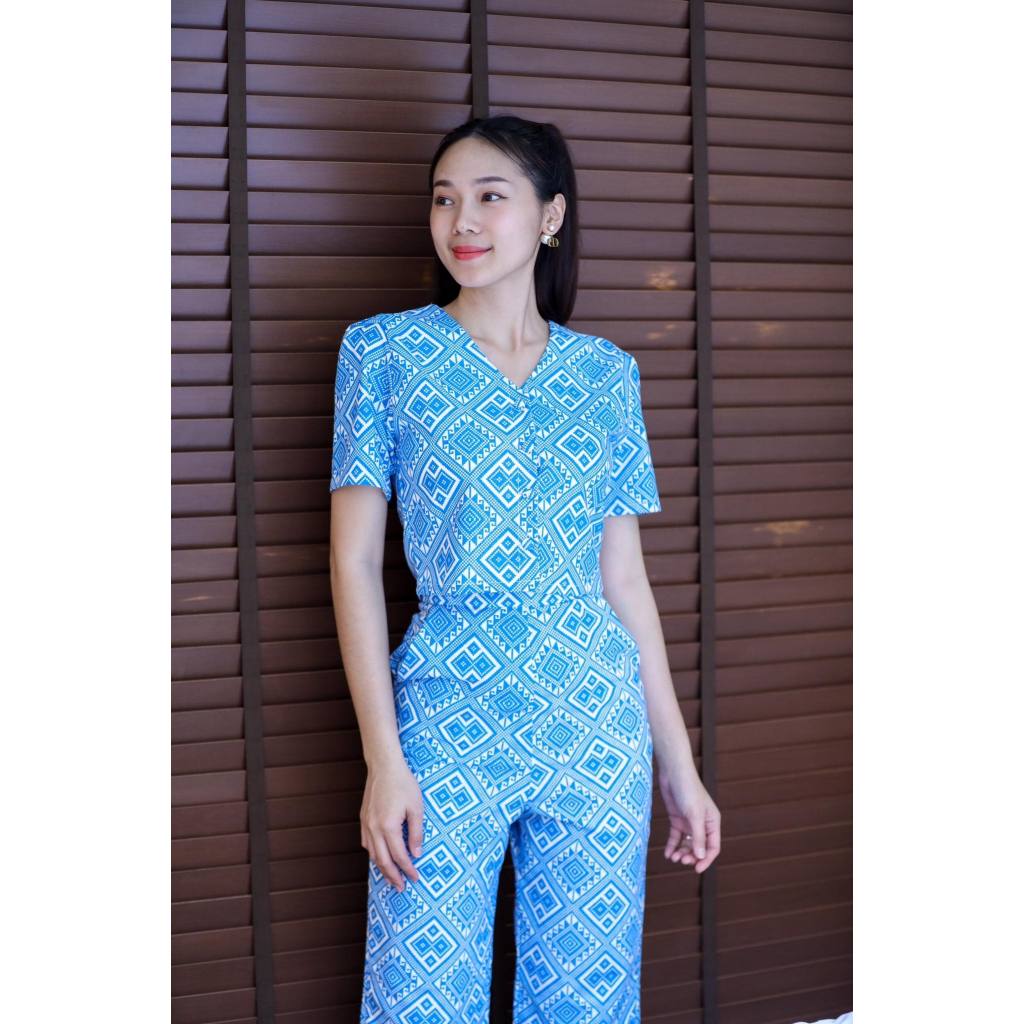 เสื้อคอวีกระดุมหน้า ลายแพรวา