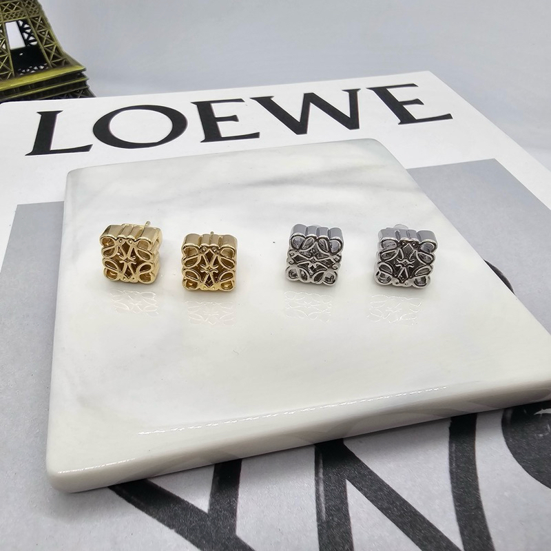 LW Anagram Stud Earrings ต่างหูโลโก้โลเอเว่ อะไหล่เงิน-ทอง งานปั๊มโลโก้ ไฮเอน 1:1 ภาพถ่ายงานจริง