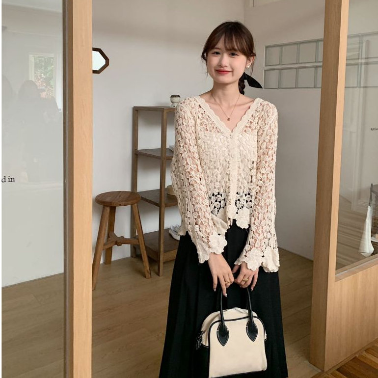 aililai1688 เสื้อถักผู้หญิง แขนยาว ลายดอกไม้มีกระดุมผ่าหน้าคอวีมี 2 สีให้เลือกแบบจุใจสาวๆสไตส์เกาหลี