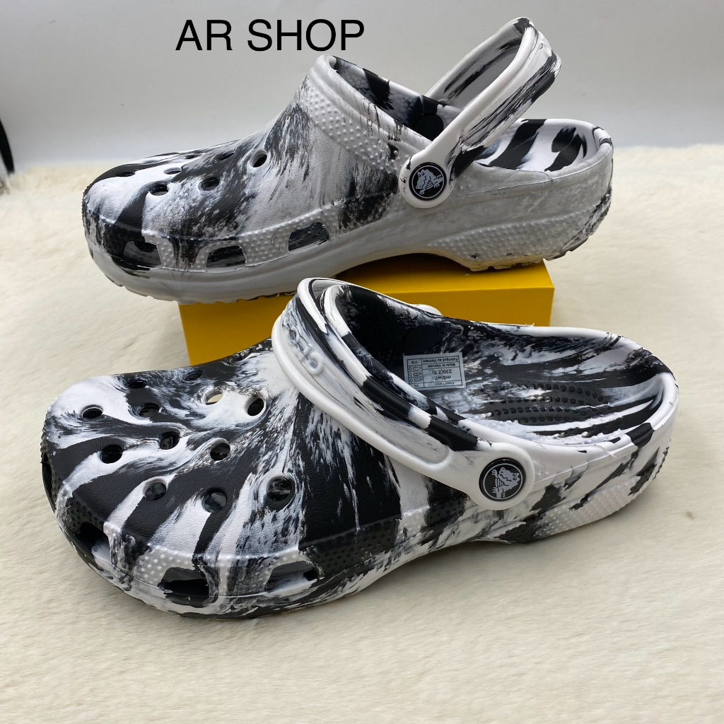 รองเท้าแบบสวม Crocs Classic ลายใหม่สำหรับ ผู้หญิงและผู้ชาย งานสวยน้ำหนักเบามากใส่ทนใส่สบายใส่แล้วไม่เจ็บเท้าค่ะ