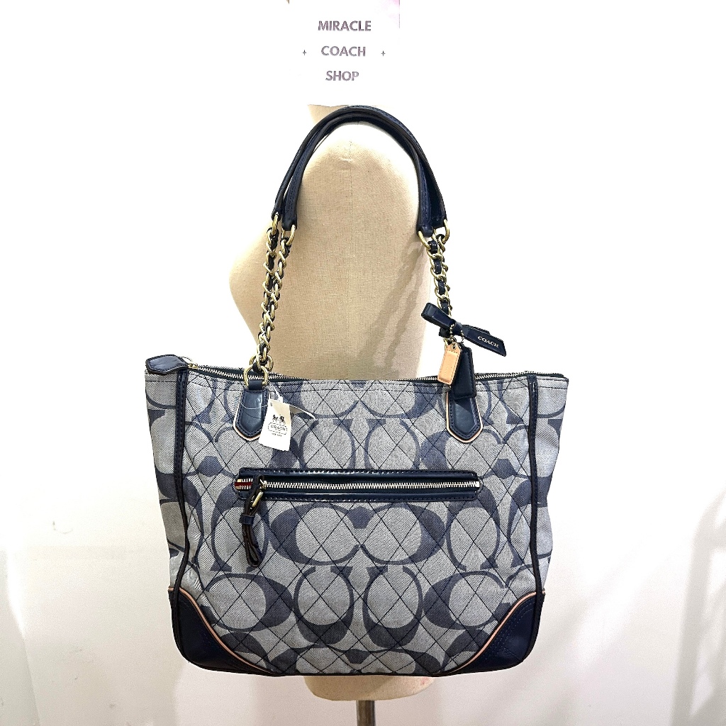 กระเป๋า COACH แท้ ผ้ายีนส์ ลาย Coach มีตำหนิที่หนังแก้ว COACH 25063 POPPY QUILTED SIGNATURE C DENIM 