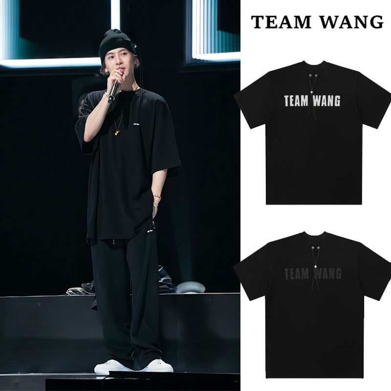（(Jackson Wang)TEAM WANG design SS23 THE ORIGINAL 1 series เสื้อยืดแขนสั้นพิมพ์ลายหลวมสไตล์เดียวกันสำหรับผู้ชายและผ