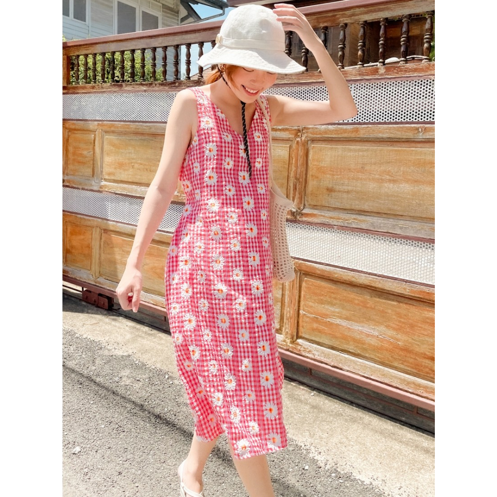 TheBlancPale : Daisy hommie dress เดรสสายเกา ผ้าน่ารักไม่ยับ ลายดอกไม้สุดคิ้วท์