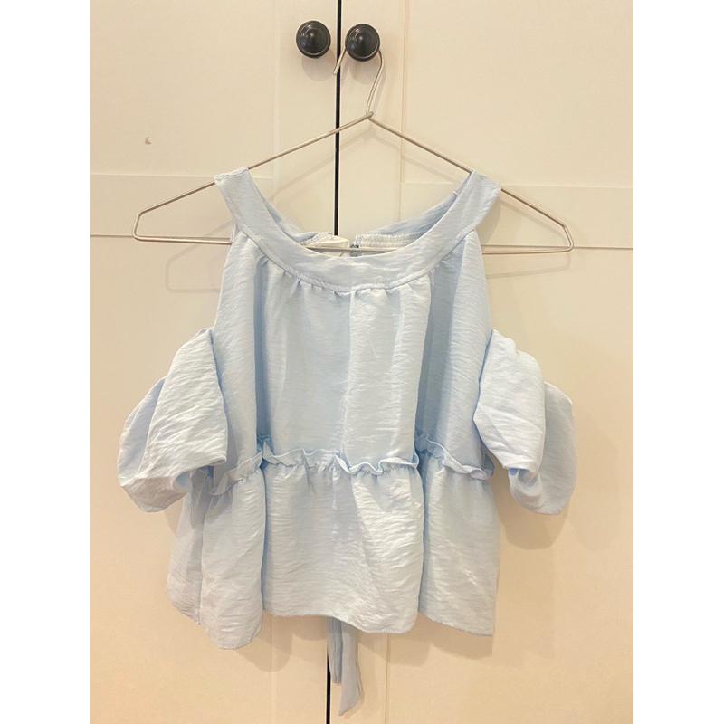 ส่งต่อ เสื้อเว้าไหล่ ผูกโบว์หลัง น้องminmin จากร้าน Rika shop
