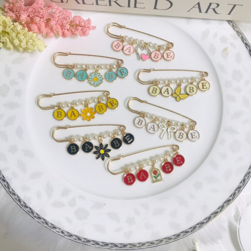 KN25 เข็มกลัดตัวอักษร แฟชั่นคนท้อง 7 ซม. (พร้อมส่ง)