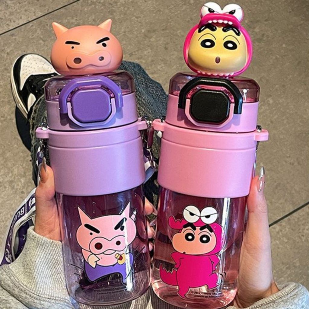 【พร้อมส่ง】 แก้วน้ำลายการ์ตูน ชินจัง 650ml มีหลอดดูดในแก้ว สุดน่ารัก แถมสายสะพายข้าง เก็บความร้อน -20°C -80°C