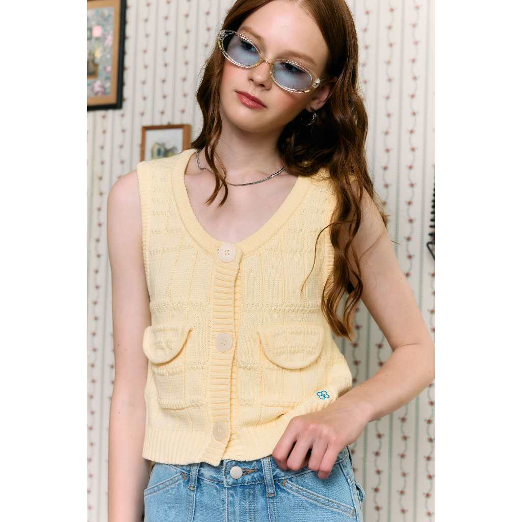 GLOSSIBLE.CO (มี PLUSSIZE*) JOLIE KNIT TOP เสื้อกั๊กผ้า Knit ทอลายพิเศษดีเทลฝากกระเป๋าปัก logo พร้อมกระดุมเปลือกหอย