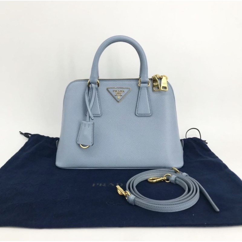 💙👜กระเป๋าสะพาย/ถือได้ 👜👜(Very Good) Prada AIma Saffiano 25 cm 💙💙สีฟ้า✅รอเช็คสต๊อก