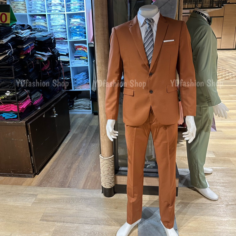 YDfashion Shop สูทผู้ชายเข้ารูป สูทสีส้มอิฐ สูทสีส้ม รุ่น 2 กระดุม พร้อมตัดความยาวปลายขากางเกงฟรี งา