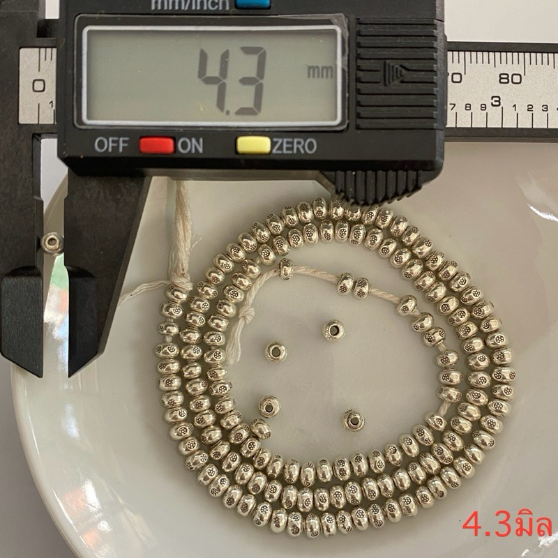 ลูกปัดเงินแท้ลายจุด ขนาด 3.6,4.3,5.2 มิล ขนาดแต่ละเม็ดอาจจะเหลื่อมกันบ้างเพราะเป็นงานทำมือ งานฝีมือ - รูปที่ 2