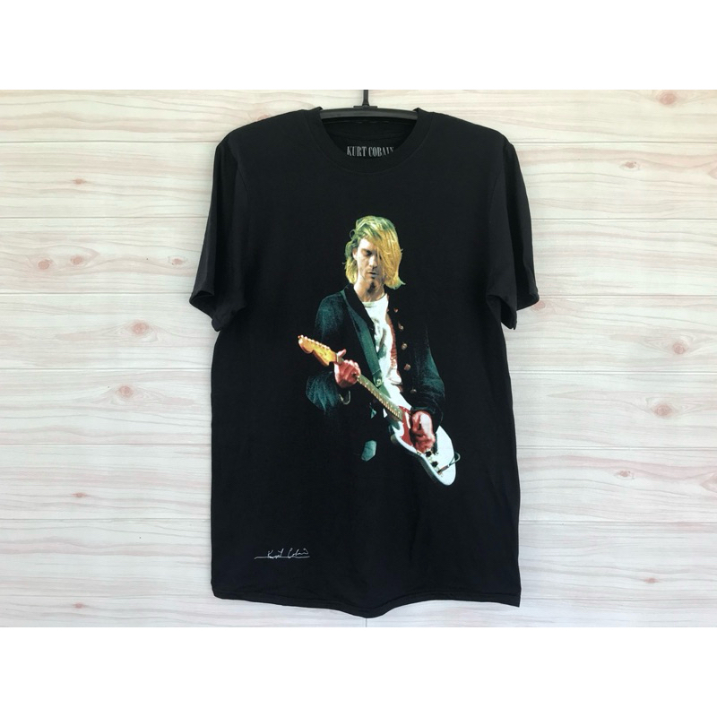 เสื้อวง Kurt Cobain Guitar Photo Colour ลิขสิทธิ์แท้💯