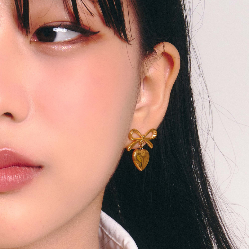 earika.earrings - lovie bowtie ต่างหูห้อยรูปโบว์และหัวใจ วัสดุสแตนเลส stainless steel ใส่อาบน้ำได้ เหมาะสำหรับคนแพ้ง่าย