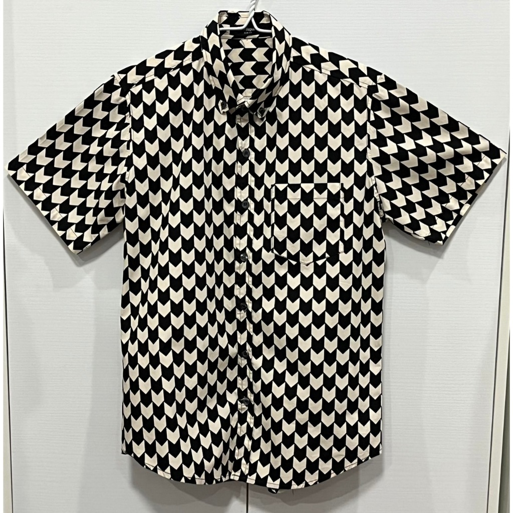 เสื้อเชิ้ตแขนสั้น Woof Republic Slim fit ไซส์ M ผ้า cotton 100% สีดำสลับครีมอ่อน (ขายเฉพาะเสื้อเชิ้ต