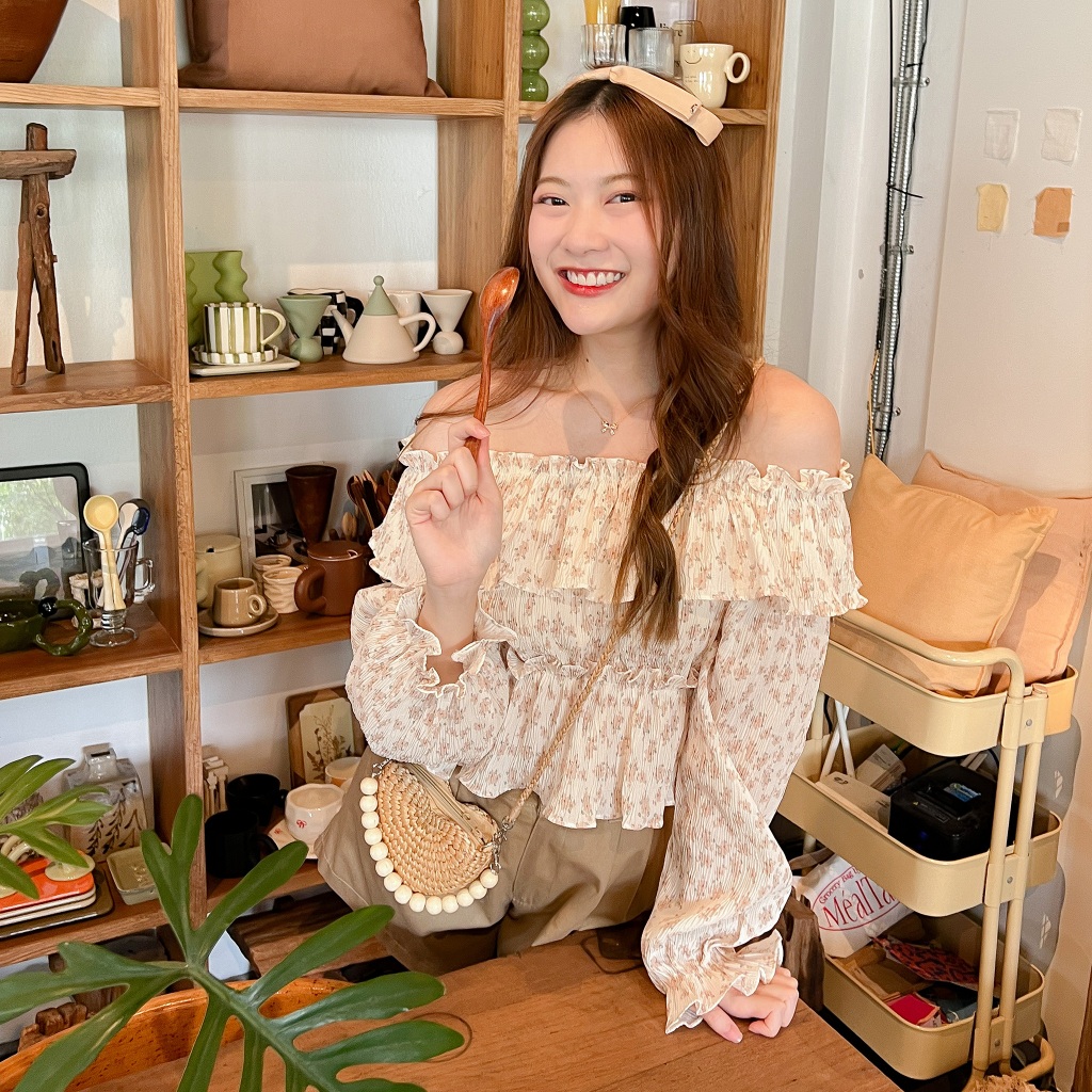 DAILYLOOK.SM --- Haus top เสื้อปาดไหล่ลายดอกไม้โทนสีครีมน้ำตาลอ่อน