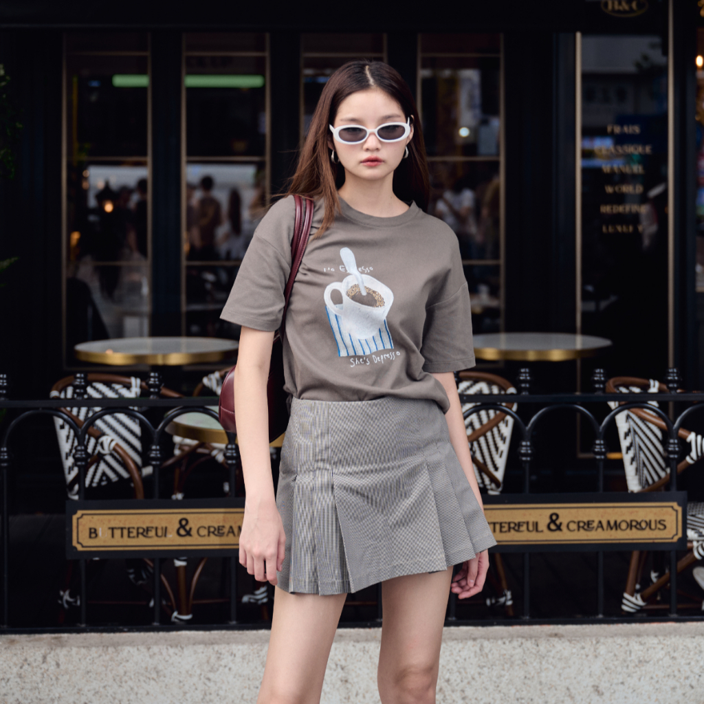 SHE KNOWS - She's Depresso T-Shirt เสื้อยืดกราฟฟิก ทรงโอเว่อร์ไซส์ S-L ผ้าคอตต้อนออร์แกนิค