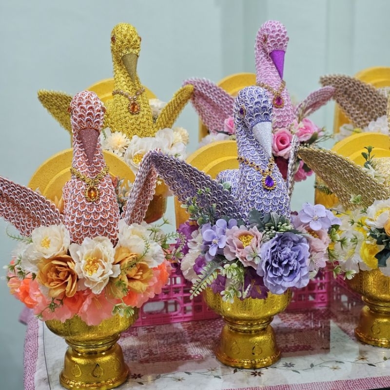 M01 พร้อมส่ง พานพุ่มนกยูงกฐิน พร้อมไม้เสียบธนบัตรใบโพธิ์ทองประดับพลอย 10 ชิ้น - รูปที่ 3