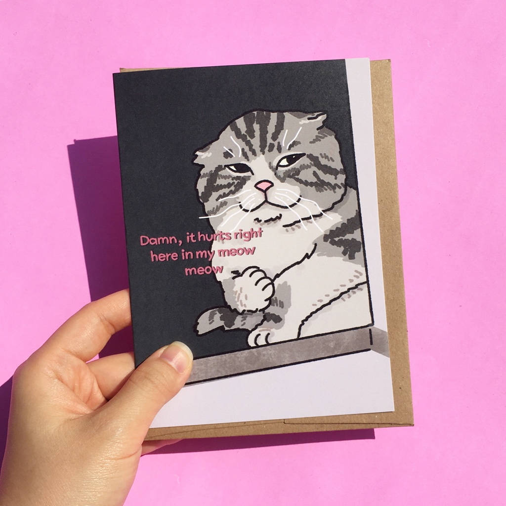 การ์ดอวยพร Damn It Hurts Right Here In My Meow Meow Card น่ารักจนใจเจ็บ พร้อมซอง ลายมีมแมว เลาเจ็บตรงนี้ | funny card