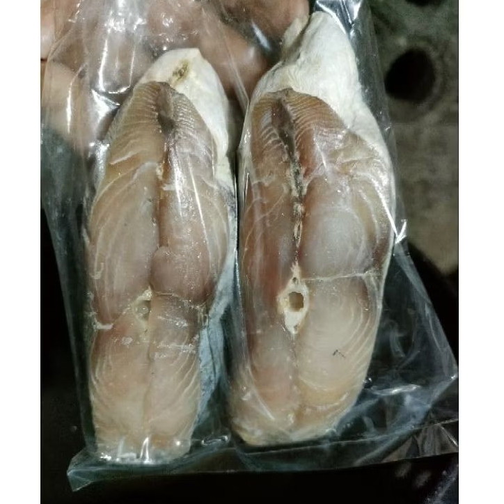 ปลาอินทรีย์เค็มหอมแพคละ 2 ชิ้น เนื้อนุ่มปุย ไม่เค็มมาก ใหม่ๆไม่ค้างนาน อร่อยมากๆ