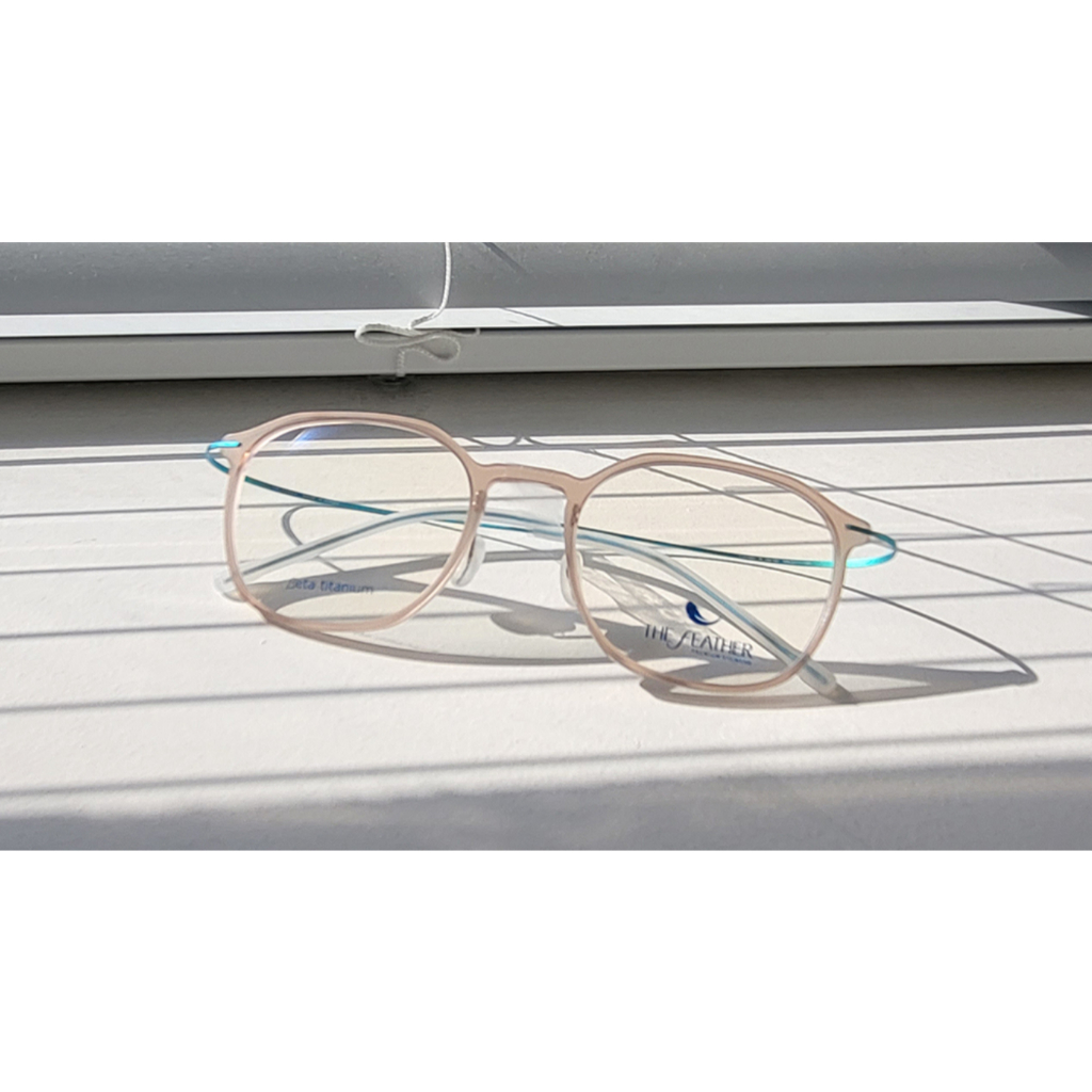 กรอบแว่นสีน้ำตาล : THE FEATHER Beta Titanium Square Glasses LondonA C2