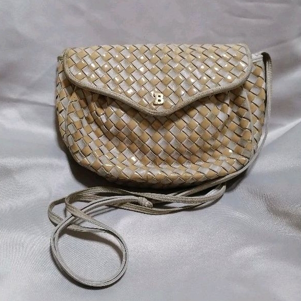 BALLY  กระเป๋าสะพายข้างสีเบจ-​ทอง​ กระเป๋ามือสอง (MADE IN ITALY)​