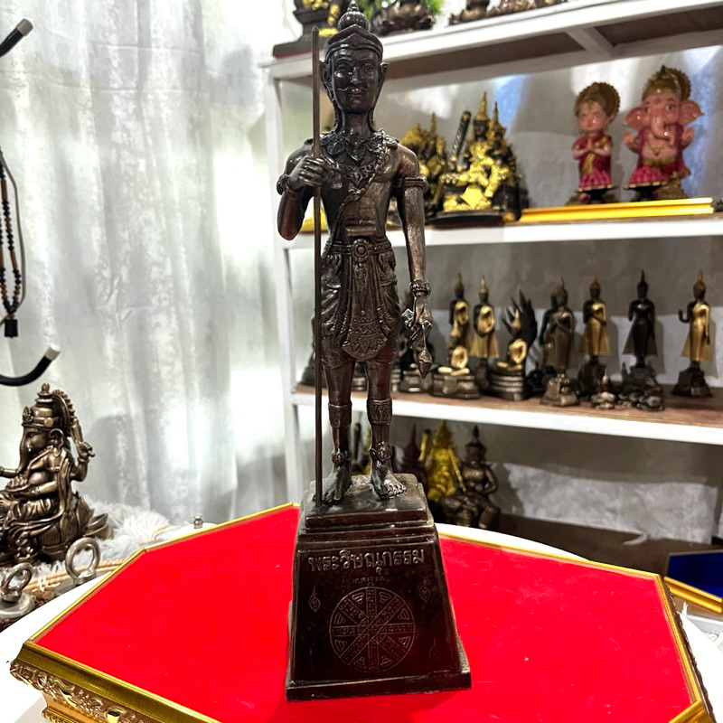 พระวิษณุกรรม ฐาน 3.5 นิ้ว สูง 11.5 นิ้ว เนื้อมวลสารแร่เหล็กน้ำพี้