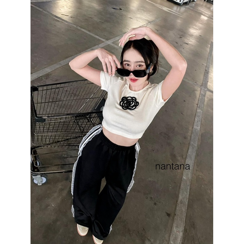 Nantana ชุดนี้น่ารักมากกกกแม่ ได้ทั้งลุคไฮ ลุคน่ารักเลยน๊าา 𝐒𝐞𝐭𝟐ชิ้น ผ้าดีทั้งเซท คอปทรงสวยติดดอกชาแนล