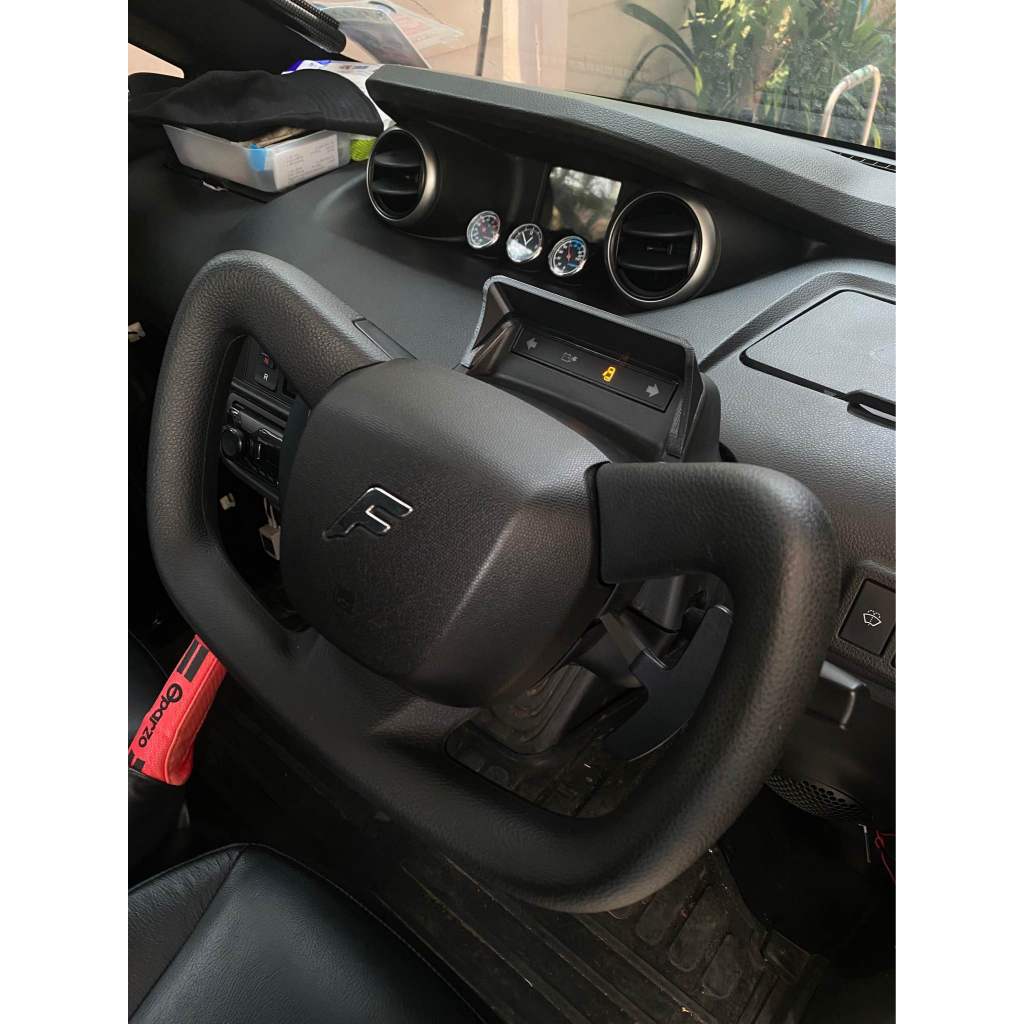 ฝาครอบที่ชาร์จ Type 2 ที่บังแดดไฟเลี้ยว fomm one