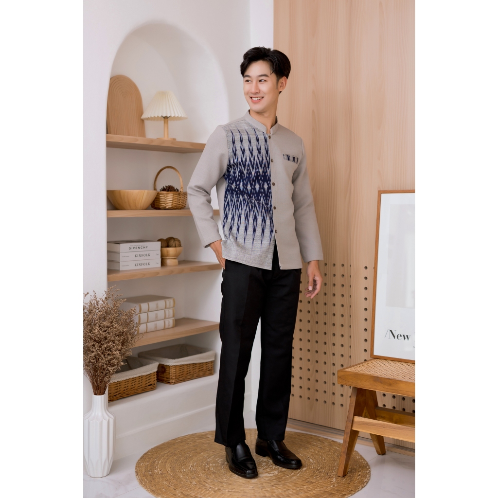 เสื้ัอผ้าไทยลายต้นสนสีเทา