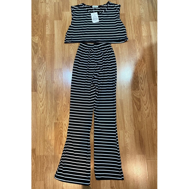 เซตกางเกงขายาว มือ 1 ป้าย Mothing house อก 34-36 ความยาว 14 กางเกงเอวก่อนยืด 20 ยืดถึง 25-26 สะโพก 3