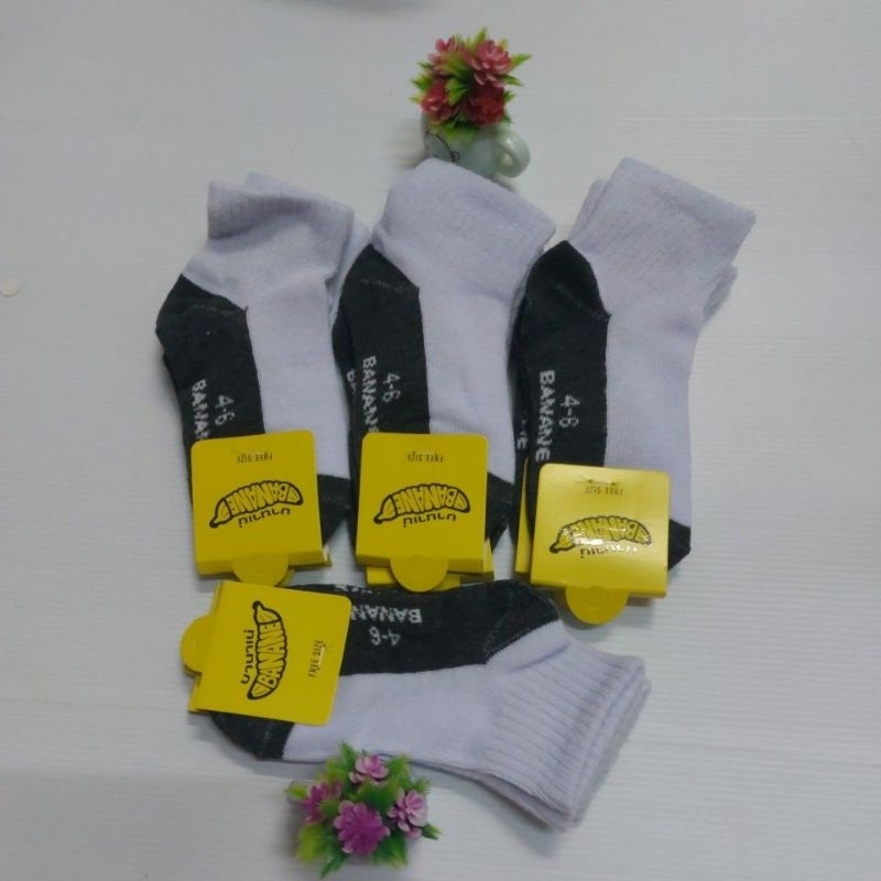 ถุงนักเรียน น้ำตาล ขาวพื้นเทา มีหลายไซต์คาะ  โหลละ99บาท มีทั้งหมด12คู่ค่ะ