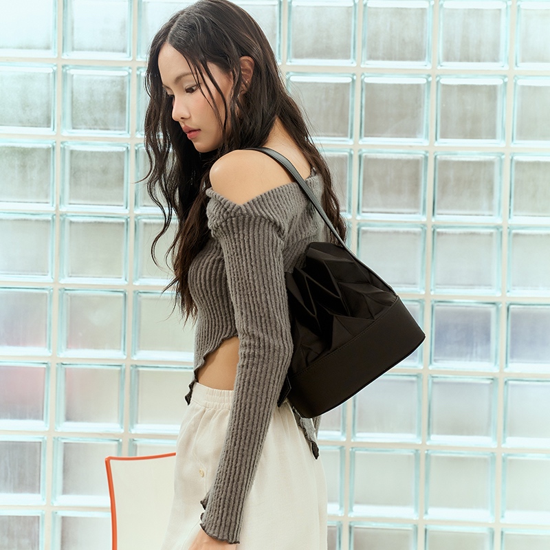 Pavi Studio - W buckle กระเป๋าผ้าอัดพลีทลาย W สายหนังแท้ มี 6 สี