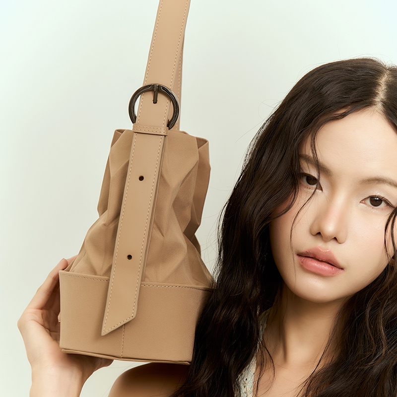 Pavi Studio - W buckle กระเป๋าผ้าอัดพลีทลาย W สายหนังแท้ มี 6 สี
