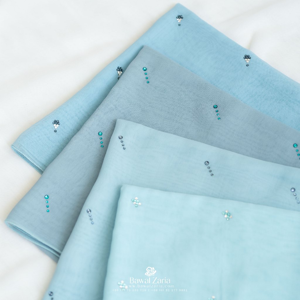 ZARIA Crystal Bawal ผ้าคลุมบาวาประดับคริสตัล - สีฟ้า (คละลาย)