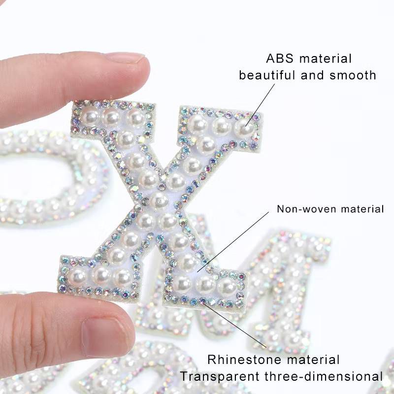 ตัวติดกระเป๋าตัวอักษรภาษาอังกฤษมุก สีขาว ตัวติดรูแป้นใหญ่ ขนาดแป้น 16 มม ติดตกแต่งกระเป๋าไซส์ ML ติดตกแต่ง DIY ได้ตามชอบ - รูปที่ 3