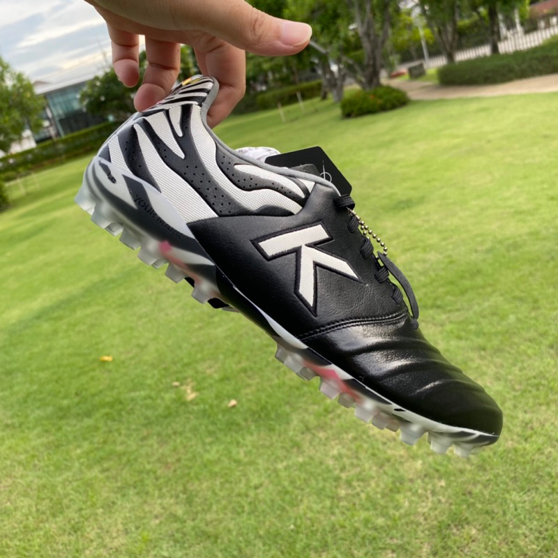 Kelme X TLSS ท็อปหนังจิงโจ้แท้ใส่เตะหญ้าเทียมนุ่มๆ