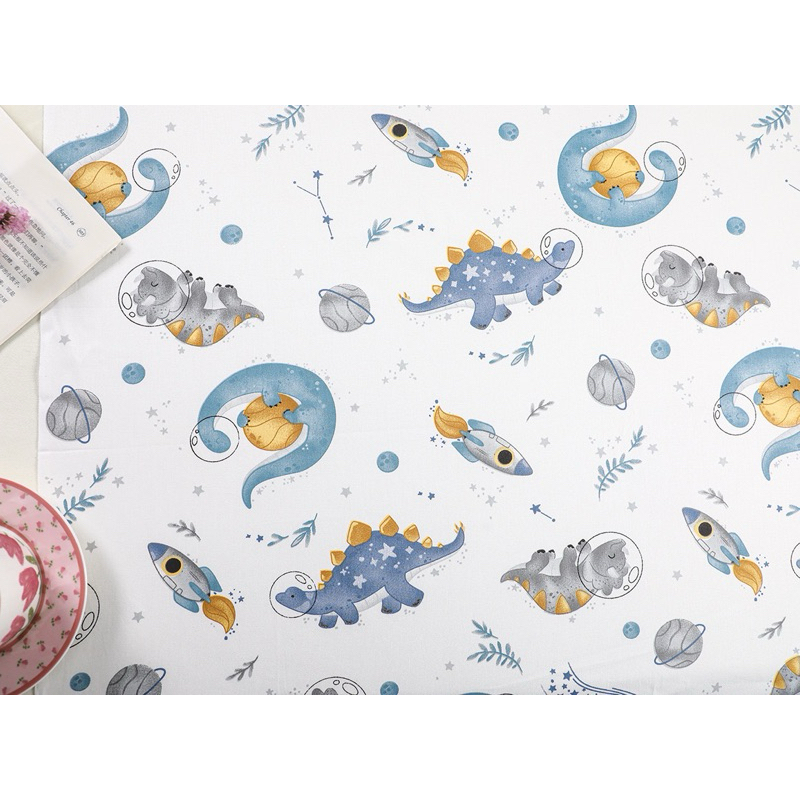 ผ้าคอตตอน 100% ทอทวิล ตัดขายเป็นเมตรและตัดแบ่งเป็นชิ้นเล็ก หน้ากว้าง 1.60 เมตร  พิมพ์ลายไดโนเสาว์อวกาศ