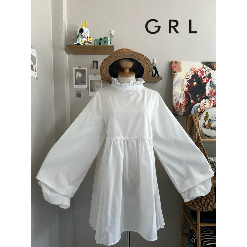 W90 🤍  " GRL " มินิเดรสทรงปล่อย คอปีนแต่งระบายมีกระดุมตรงหลังคอ แขนยาวพองๆ ปลายแขนจั้มยางยืด polyest