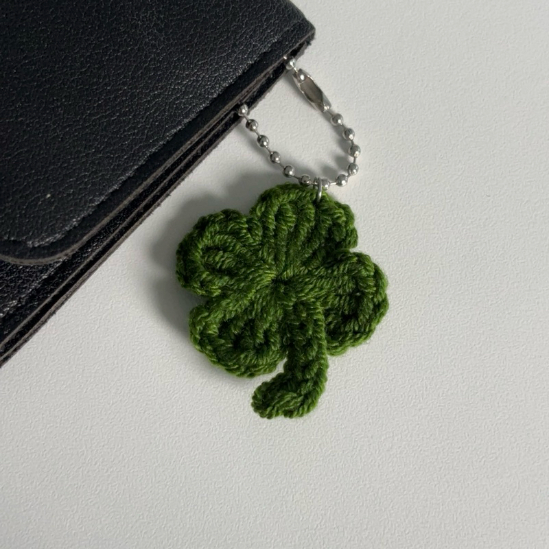 🍀MINI CLOVER KEYCHAIN พวงกุญแจโคลเวอร์ไหมพรม