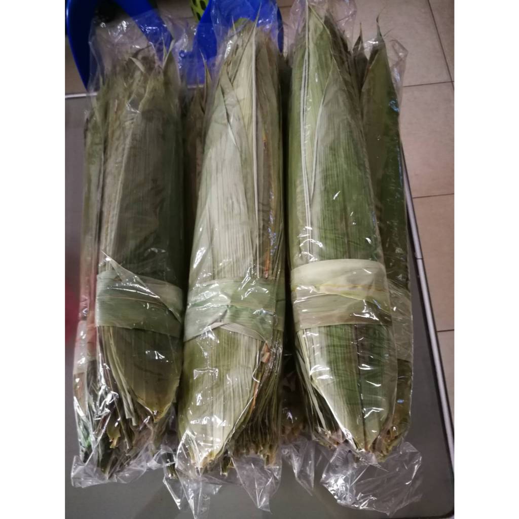 พร้อมส่งใบไผ่ตากแห้ง ใบไผ่ห่อบะจ่าง กว้างประมาณ 8-12 ซม. ยาว 35-50 ซม. 1 ห่อมี 200 ใบ ตากด้วยวิธีธรร