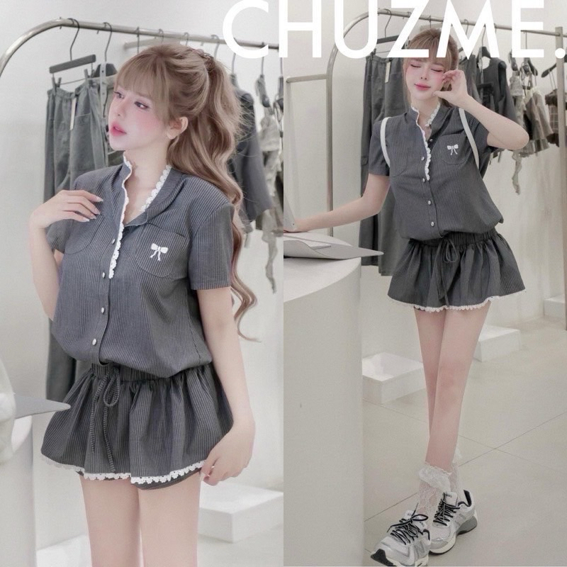 aiyon เสื้อแขนสั้น คอตั้งเล็กน้อยทรงปล่อยใส่แบบสบายๆ ช่วงเอวล่างแต่งสม็อตสามารถยืดได้ตามเสรีระลูกค้า แถมแต่งโบว์
